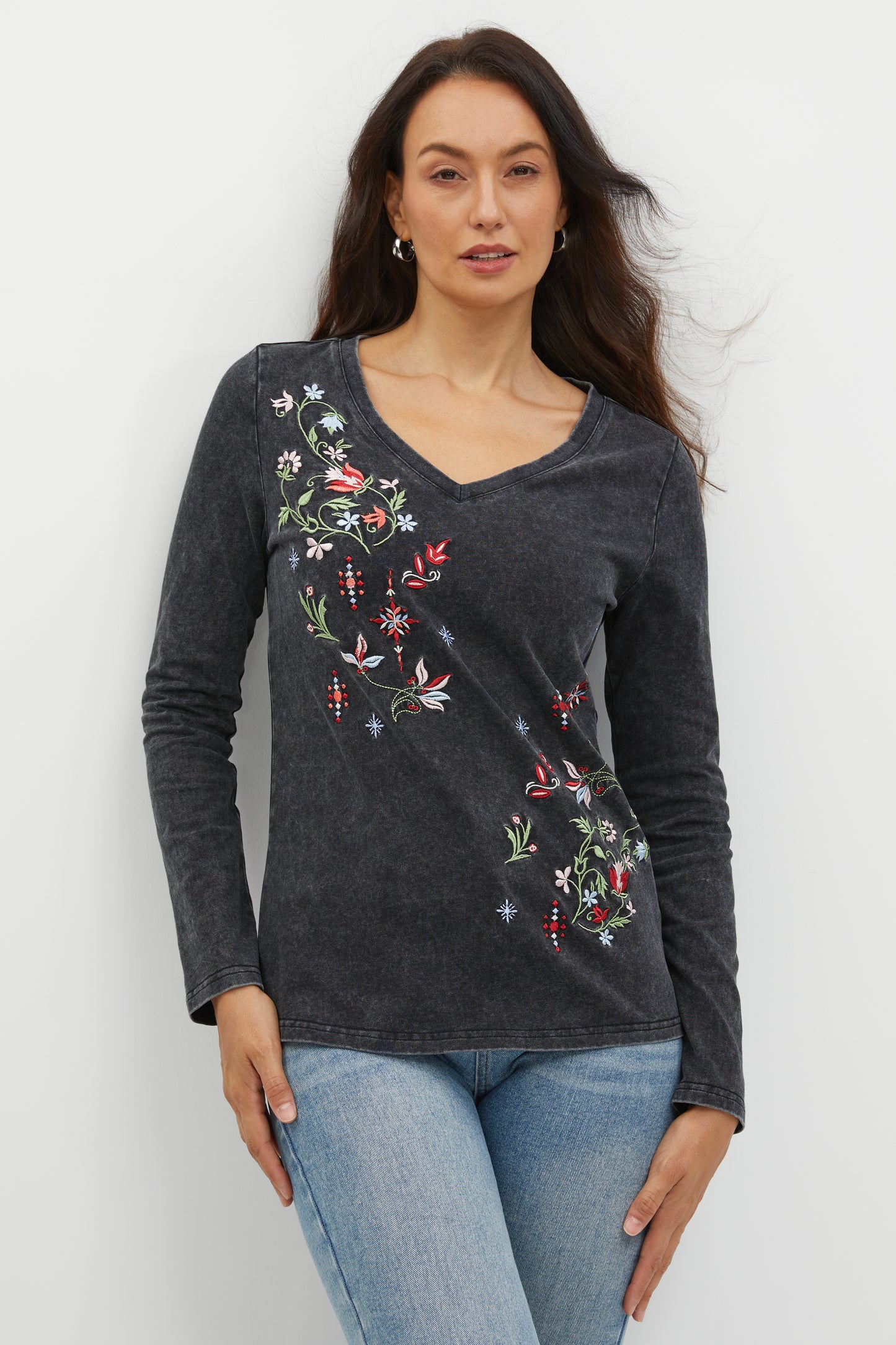 BLOOMS IN MOTION EMBROIDERED TEE