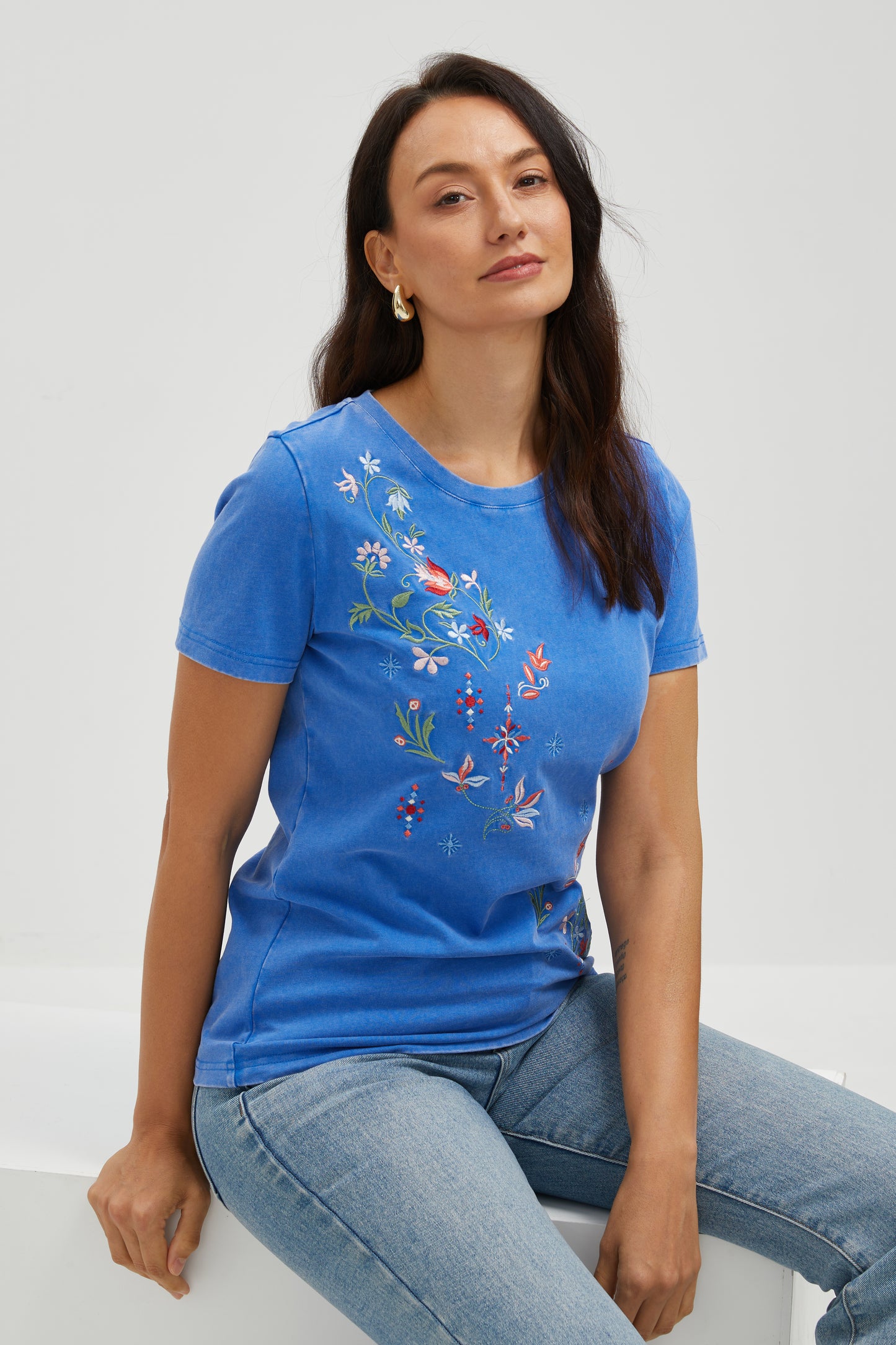 WANDERING BLOOMS EMBROIDERED TEE